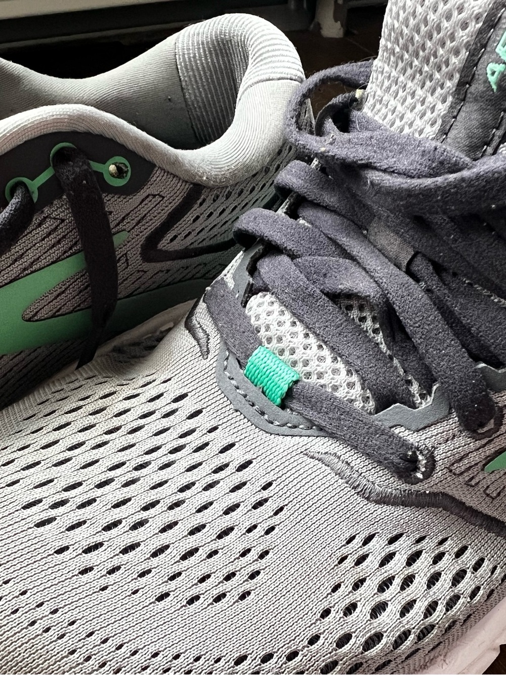 Brooks Women’s Ariel Running Shoes - Gray / Mint Green Accent. Size 8 runs small - Picture 8 of 11